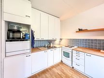 Keittiön yhteydessä on tilaa ruokapöydälle. Keittiössä on valmiina pieni astianpesukone.