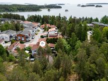 Meren rantaan johtaa kävelypolku heti kodin vierestä