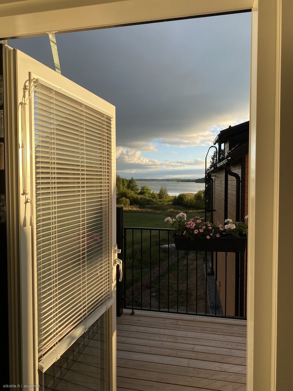 näkymät yläkerran parvekkeelta suoraan Tuusulanjärvelle
