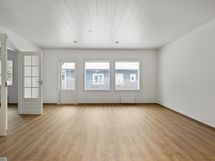 Olohuoneesta avautuvat pariovet päämakuuhuoneeseen.