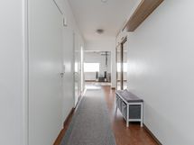 Eteinen ja käynti porraskäytävään