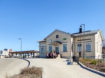 Juna-asemalle on vain kilometrin matka.