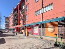 Lähikauppa sijaitsee kadun toisella puolella.