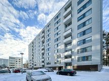 Omalla tontillaan sijaitseva iso yhtiö on hyvin hoidettu ja mm. putkiremontti on tehty.