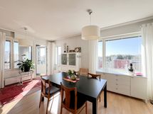 Huoneistossa on paljon ikkunoita, jotka tuovat valoa tilaan.