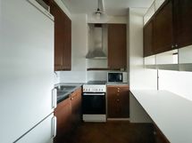 Keittokomerossa on runsaat kaappitilat ja paljon työtasoja kotikokin käyttöön.