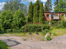 Taloyhtiön piha-alue on suojaisa ja viihtyisä. 
