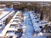 Katu jossa näkyy tien pääty. Rauhallinen siis liikenteen kannalta.