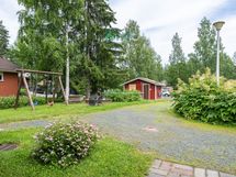 Viihtyisä taloyhtiön piha