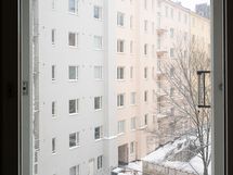 Näkymä keittiön ikkunasta sisäpihalle