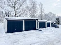 Autotalli on vuokrattavissa 50€/kk. Autotallin edessä yksi ulkopaikka.