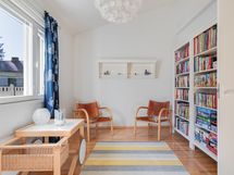 kirjastohuone alakerrassa