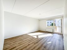 Remontoitu kulmahuoneisto, johon kuuluu oma piha.