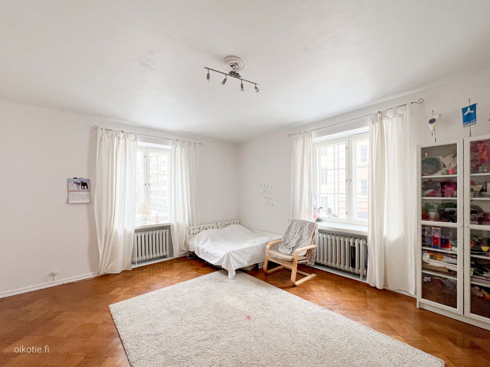 Tilava koti (4 tai 5 huonetta) legendaarisessa Karhutalossa, jossa linjasaneeraus takanapäin.