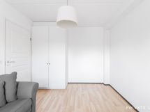 Alakerran WC:n viereinen makuuhuone