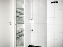 Kylpyhuoneeseen mahtuu täysilevyinen pyykinpesukone.