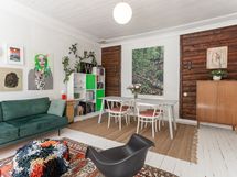 Olohuoneessa on tilaa myös isommalle ruokailuryhmälle