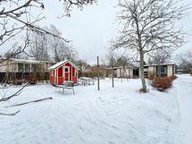 Pihalla on lasten leikkitelineitä.