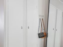 Makuuhuoneessa on ihastuttavat vanhat kaapit.