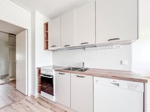 Modernissa täysin varustellussa keittiössä on täysikokoinen tiskikone helpottamassa arkea.