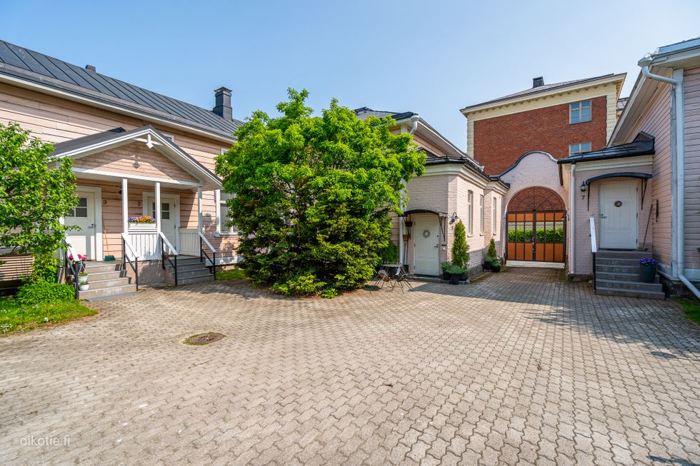 Kesä_Portti sisäpihalle/sisäpihan sisäänkäynti
