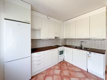 Keittiöön mahtuu hyvin ruokapöytä ja arkeen sujuvuutta tuo astianpesukone.