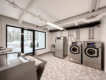 Taloyhtiön erittäin toimiva ja moderni pesutupa.