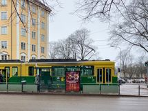 Runeberginkadun ratikkapysäkki on aivan vieressä.