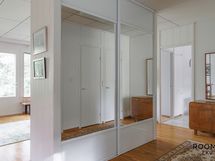 ...eteiseen jossa on peililiukuovikaapisto