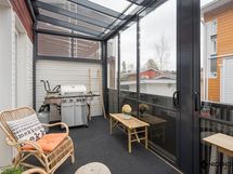 Tilava lasitettu terassi