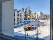 Näkymät ikkunasta rauhallisen sisäpihan puolelle.