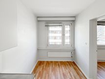 Keittiön ikkunan edustalle mahtuu ruokapöytä tuoleineen. Ikkunoista avautuu katunäkymä länteen.