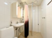 Kylpyhuone on moderni ja siellä on paikka pyykkikoneelle.