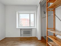 Makuuhuoneeseen mahtuu mukavasti säilytystilaa.