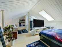 Parvialue, kattoikkunat, portaiden takana varastohuone