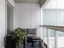 Huoneistolla on koko huoneiston levyinen lasitettu parveke.