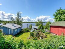 Rakennusten välissä oleva maa-alue kuuluu myytävälle kiinteistölle. Kasvihuone jää ostajalle.