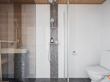 Yläkerran saunallinen kylpyhuone