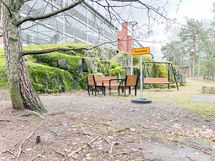 Yhtiön viihtyisä piha.