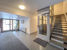 Porraskäytävään on jälkiasennettu iso hissi.