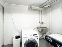 Taloyhtiössä on pesutupa, joka sijaitsee B-rapun kellarissa.