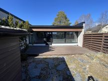 Suojainen ja aurinloinen piha