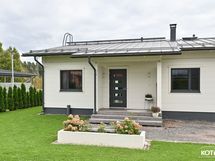 sisäänkäynti taloon ja etupihaa