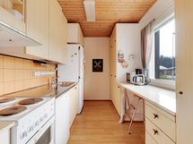 Keittiössä iso ikkuna ja toimivat kodinkoneet