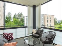 Lasitetulta parvekkeelta on näkymät järvelle päin
