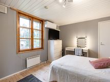 Yläkerran toisen päädyn makuuhuone