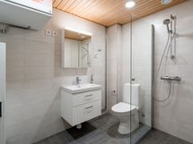 Kylpyhuone. Kuva asunnosta A56, jossa vastaava pohjaratkaisu, materiaalit voivat poiketa.