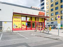 Alepa ja R-kioski n.450m päässä. Koivukylän isommat kaupat n. 1,5km päässä.