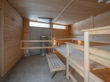 Taloyhtiöstä löytyy varattavaksi tilava sauna, jossa myös viikoittain ilmaiset lenkkisaunavuorot.