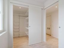 Valokuva asunnosta C 52 - alkovi, jonka yhteydessä on vaatehuone.